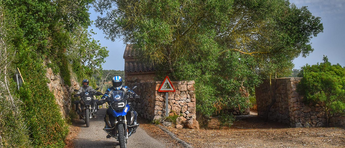 Verborgene Wege mit dem Tourguide erkunden